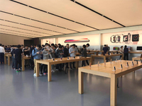 iPhone X上市現(xiàn)場：蘋果店排長龍，果粉愛不釋手