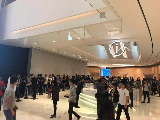 iPhone X上市現場：蘋果店排長龍，果粉愛不釋手