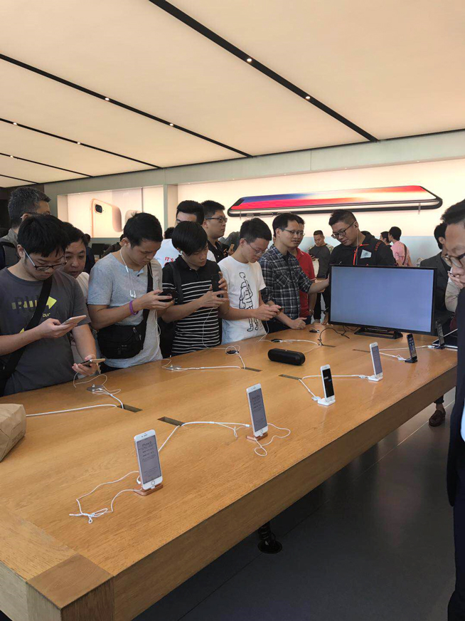 iPhone X上市現場：蘋果店排長龍，果粉愛不釋手