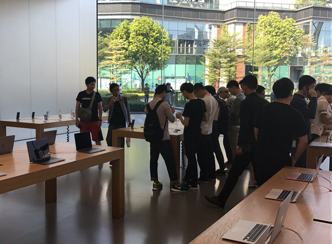 iPhone X上市現場：蘋果店排長龍，果粉愛不釋手