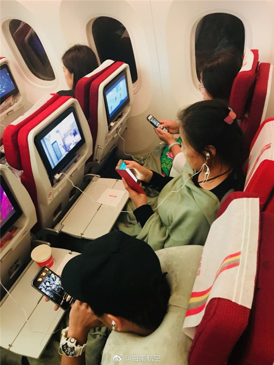 想要在飛機(jī)上愉快玩手機(jī)？或許這些你得先清楚