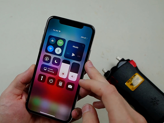最強(qiáng)無(wú)線充電測(cè)試：電擊的iPhone X真的能被充電嗎？