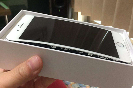 電池又要背鍋？ 蘋果AirPods耳機突然冒煙嚇壞用戶