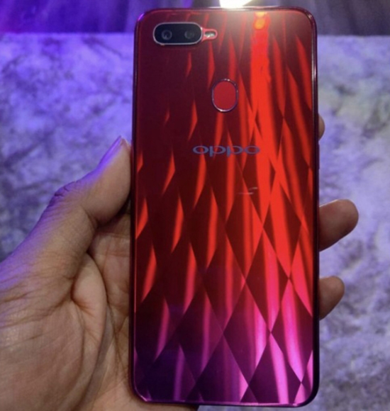 OPPO F9真機(jī)現(xiàn)身：美人尖全面屏 背部配色很妖艷 