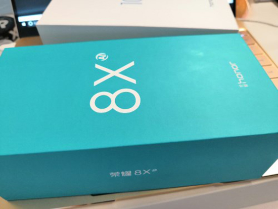 巨屏手機(jī)榮耀8X真機(jī)再現(xiàn)身：號(hào)稱突破性最大的一代