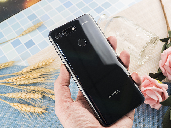 榮耀V20開箱體驗(yàn)：麒麟980“盲孔”全視屏4800萬像素 表現(xiàn)強(qiáng)勢