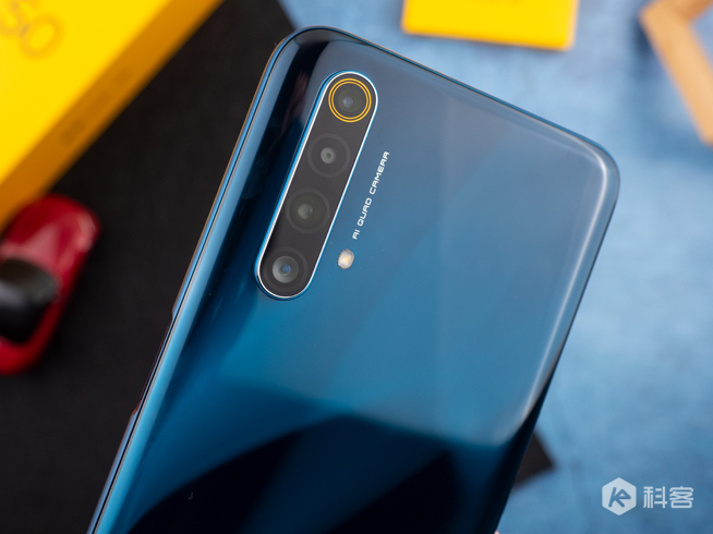 realme X50 5G開(kāi)箱上手：120Hz暢速屏?雙模5G新機(jī)好選擇