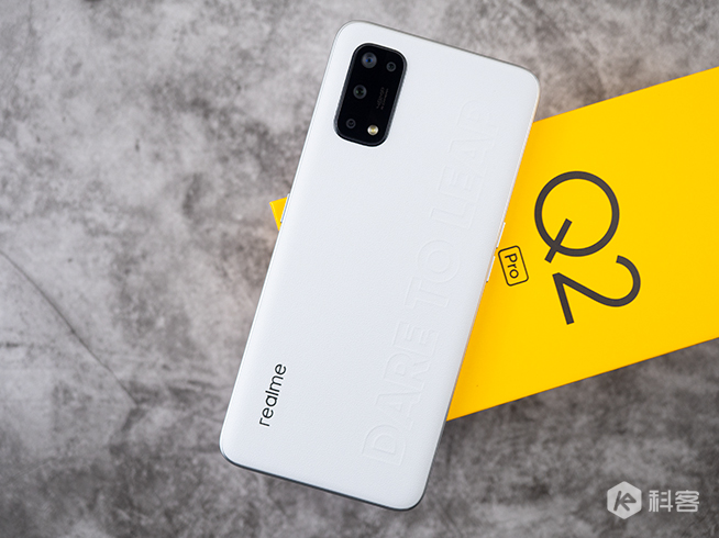 realme Q2 Pro開箱上手：千元就能摸上素皮！65W閃充降維打擊