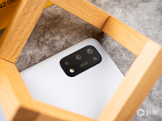 realme Q2 Pro開箱上手：千元就能摸上素皮！65W閃充降維打擊
