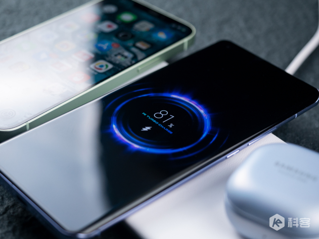 3設(shè)備同時充電超方便！小米多線圈無線快充板上手初體驗(yàn)