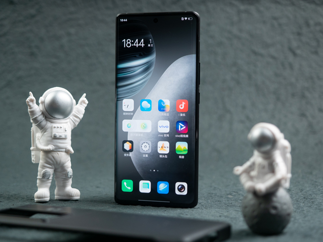 vivo X70 Pro+上手體驗(yàn)：拍攝實(shí)力沖上天花板！至黑配色全系最佳
