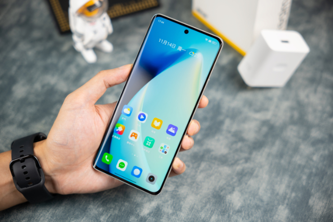 真我10 Pro+上手體驗：2160Hz超高頻調(diào)光！跟頻閃說再見？