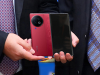 vivo X Fold2首次亮相：瘦身減重10%+！設計小改更好看
