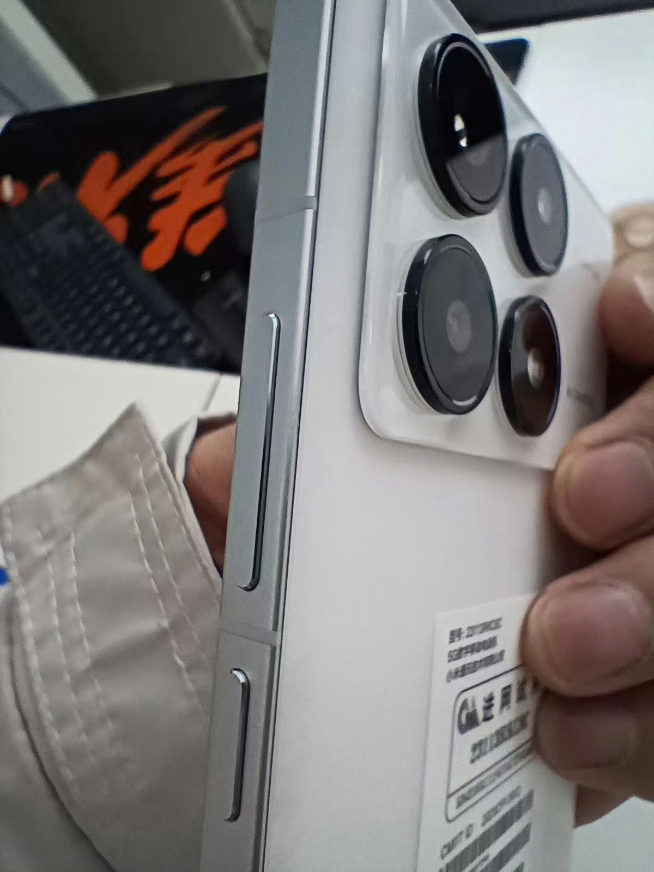Redmi K70系列躍進：玻璃+金屬旗艦質(zhì)感！真機卻有點拉胯？