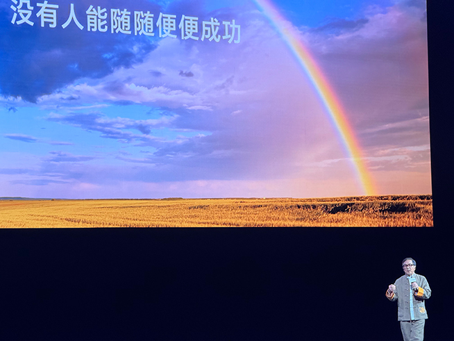 Magic6至臻版+RSR保時(shí)捷設(shè)計(jì)！榮耀發(fā)多款新品，趙明豪言遙遙領(lǐng)先