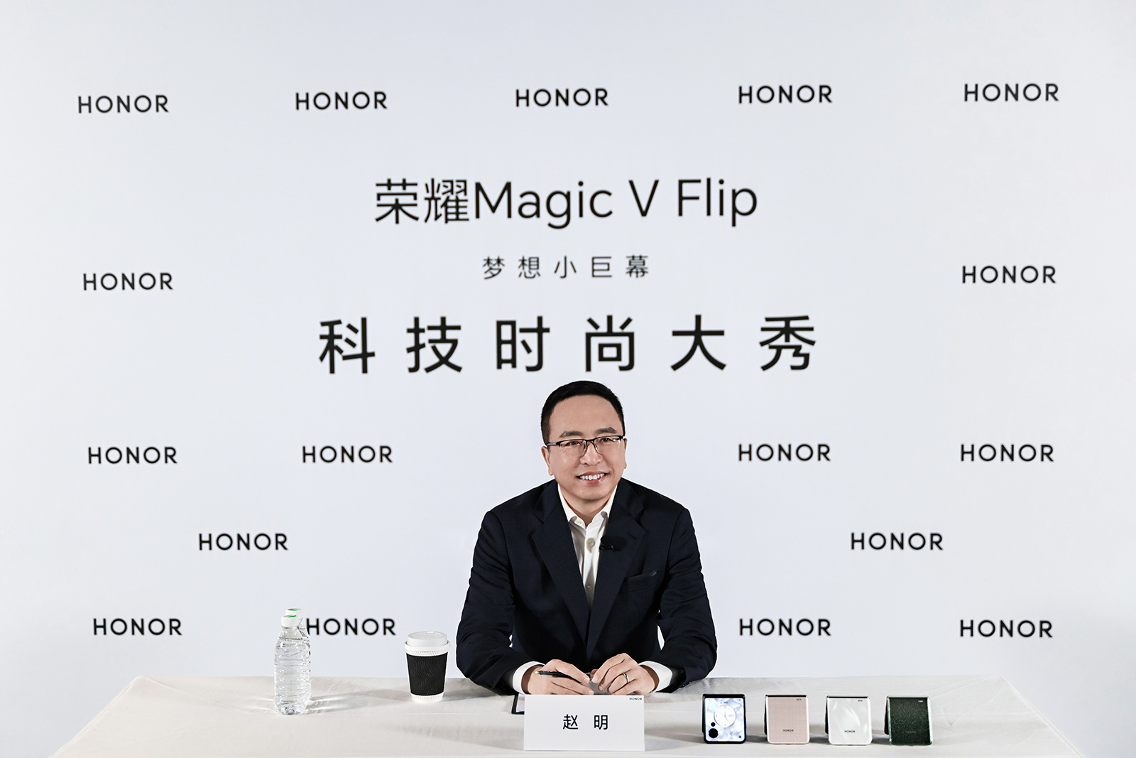 榮耀Magic V Flip重新盤活小折疊，趙明稱蘋果AI落后榮耀三年
